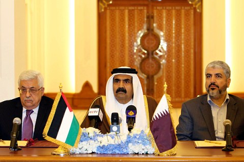 Palestinian President Abbas and Hamas leader Meshaal sit on either side of Qatar's Emir Sheikh Hamad during a meeting to sign an agreement in Doha