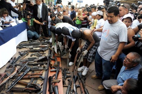 Insulza visits the country to be informed about the truce process between the Mara Salvatrucha and 18th St. Gang to reduce homicides in El Salvador. 