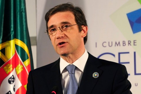 Portugal's Prime Minister Pedro Passos Coelho delivers a news conference during the summit of the Community of Latin American, Caribbean States and European Union in Santiago