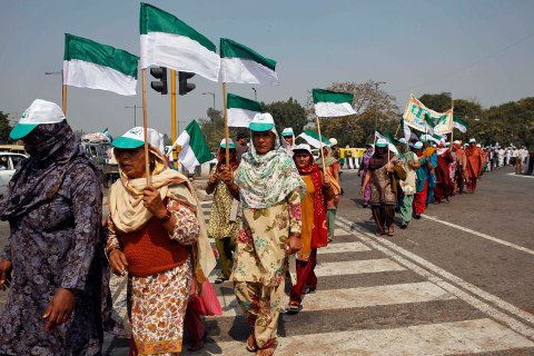 Farmers from India’s Haryana state cross a main road as they take out a protest against the land acquisition by the Haryana government in New Delhi, March 5, 2013. 