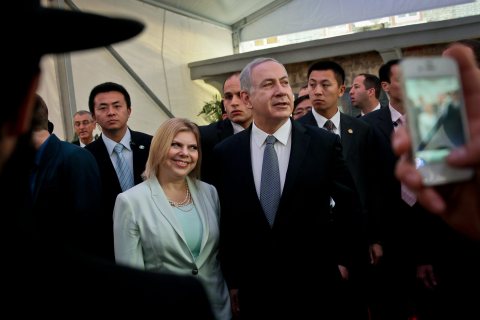 From right: Israeli Prime Minister Benjamin Netanyahu and his wife Sara visit the Shanghai Jewish Refugees Museum  in Shanghai, on May 7, 2013.
