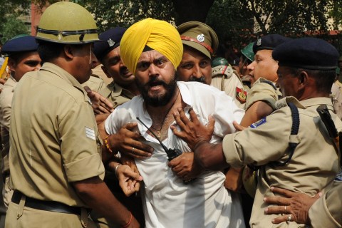 Indian Sikhs scuffle with Indian policemen