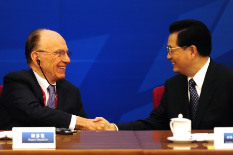 Chinese President Hu Jintao (R) shakes h