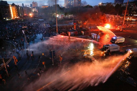 Protesters run in panic as riot police and water cannons returned to Istanbul's Taksim square late afternoon June 11, 2013. 