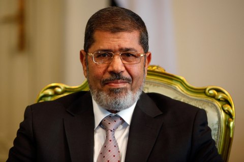 Egypt's President Mohamed Mursi  during a meeting with South Korea's presidential envoy and former Foreign Minister at the presidential palace in Cairo October 8, 2012.