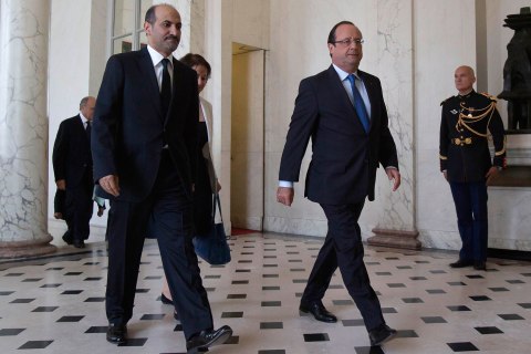French President Francois Hollande, right,  and Ahmad Jarba, left, head of the opposition Syrian National Coalition, walk in the lobby of the Elysee Palace before a meeting in Paris Aug. 29, 2013. 