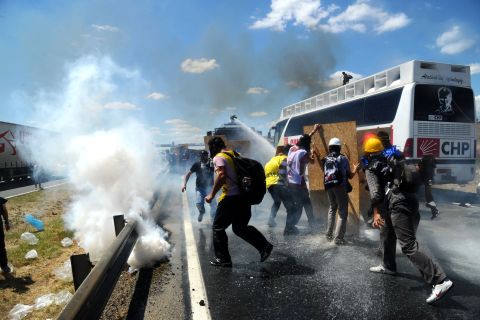 Turkish protestors wearing gas masks at a police barricade on August 5, 2013 as police and gendarmerie block ways to the courthouse in Silivri, near Istanbul, where prosecutors are scheduled to deliver their final arguments in the case against 275 people accused of plotting to overturn the Islamic-leaning government.
