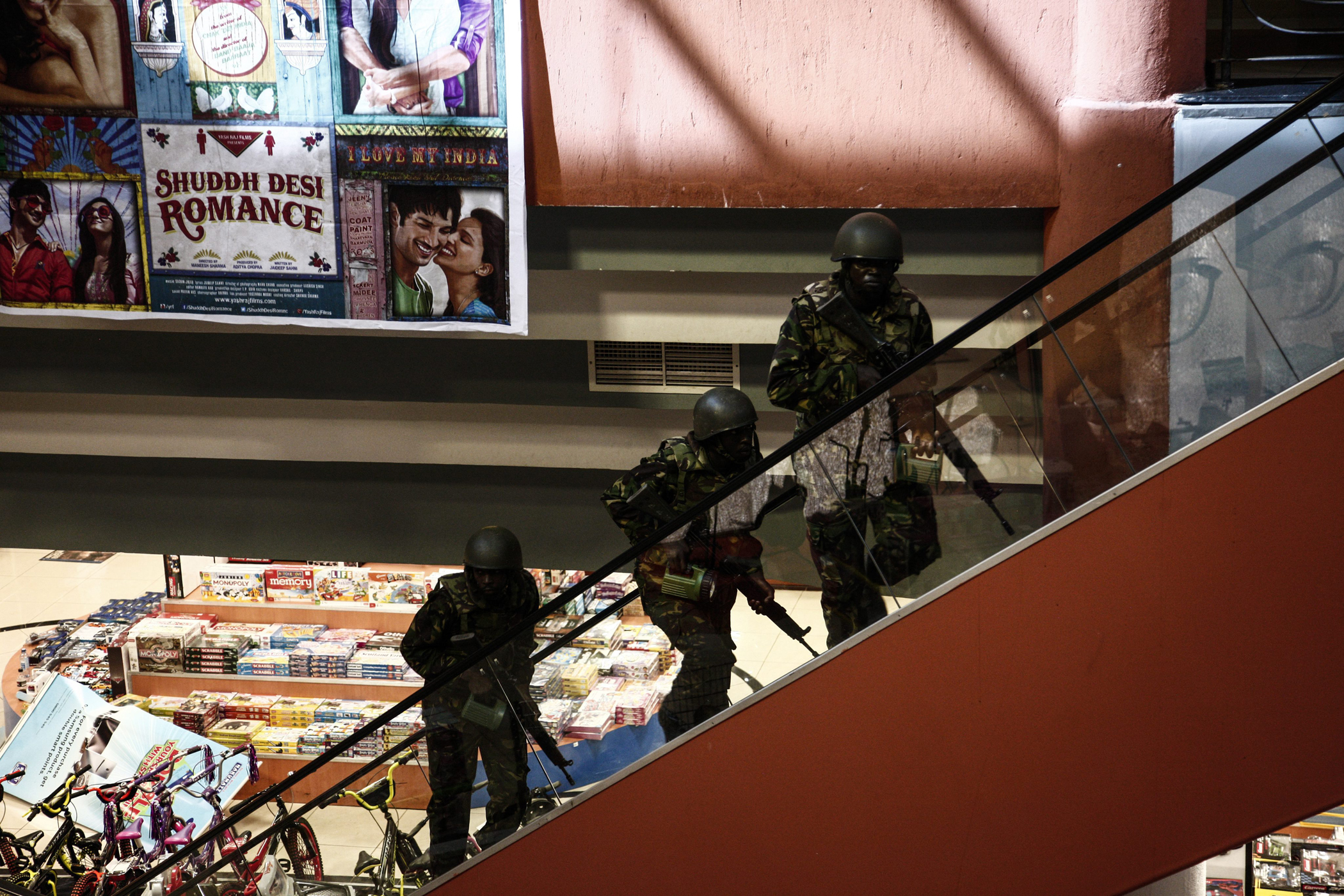 Центр террор. Теракт в Найроби торговый центр. Террористы в торговом центре.
