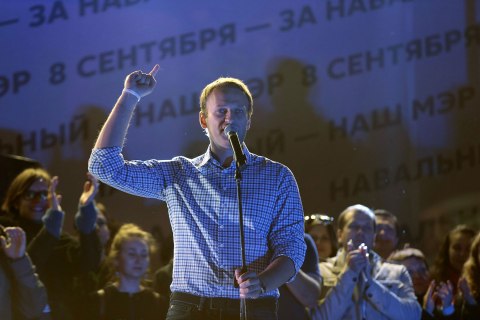 Russian opposition leader Alexei Navalny gestures while speaking during an opposition rally in Moscow, Sept. 9, 2013. 