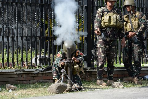 Philippine soldiers fire a 60mm mortar towards Muslim rebels position in the eight-day standoff in Zamboanga City, in southern island of Mindanao on Sep. 16, 2013.