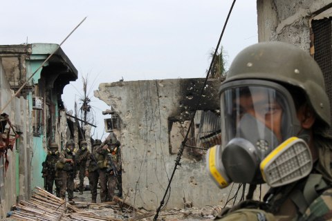 Philippine soldiers wear gas masks