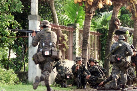 FILIPINO TROOPS RUN FOR COVER DURING FIGHTING WITH MUSLIM GUERRILLAS INZAMBOANGA.