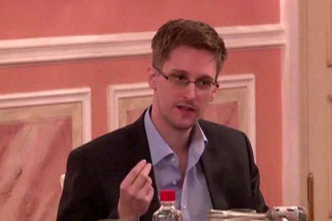 Edward Snowden speaks during a dinner with U.S. ex-intelligence workers and activists in Moscow on October 9, 2013.