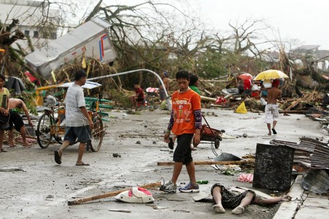 More than 100 dead, nearly 800,000 displaced in Philippines