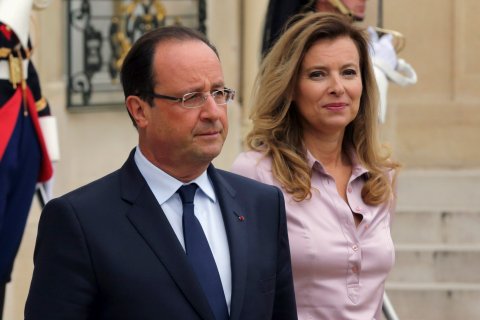 From left: French President Francois Hollande and first lady Valerie Trierweiler accompany guests following a meeting at the Elysee Palace in Paris, on Oct. 1, 2013.