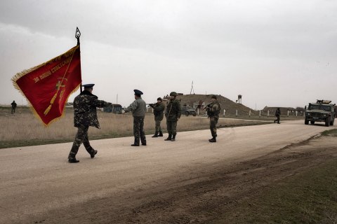 Unarmed Ukrainian soldiers approached Russian positions on the perimeter of the contested Belbek airbase in Crimea to press demands to return to their positions there and conduct joint patrols, March 4, 2014. 